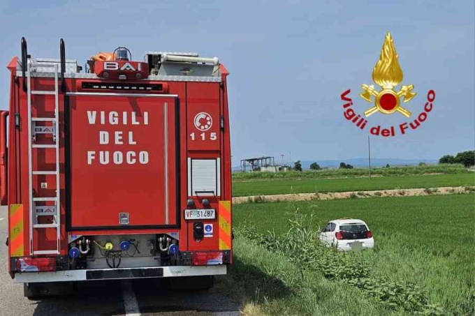 Auto nella risaia: la conducente estratta dai Vigili del Fuoco