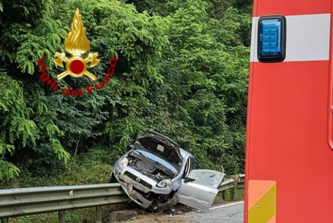 Auto fuori strada: una donna ferita in ospedale