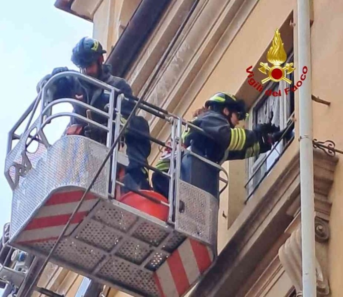 Vetri pericolanti all’ex ospizio dei Poveri di via Garrone