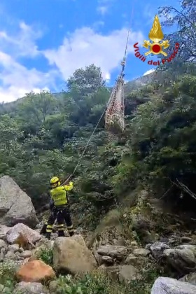 Toro in un torrente a Rassa: salvato con l’elicottero Drago 66