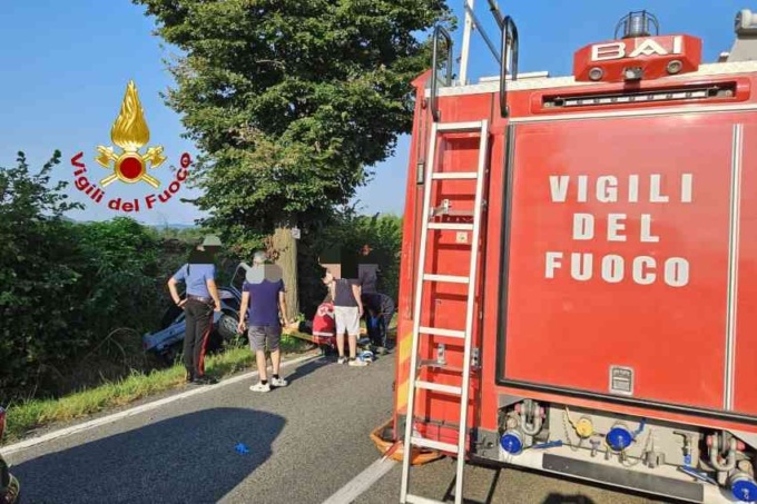I Vigili del Fuoco estraggono quattro persone dall’auto incidentata
