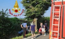 I Vigili del Fuoco estraggono quattro persone dall'auto incidentata