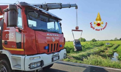 Auto finisce in una roggia: una persona in ospedale