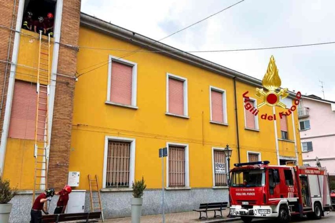 Vento a Santhià: finestre scaraventate in strada, danneggiata un’auto