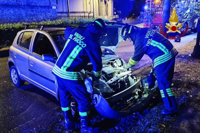 Auto si schianta contro albero in corso Italia a Vercelli