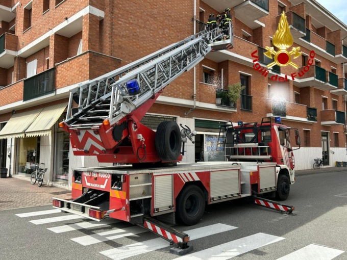 Una persona soccorsa in casa con l’autoscala a Trino