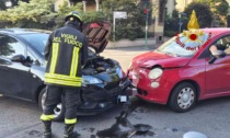 Scontro tra due auto al semaforo di via Tripoli