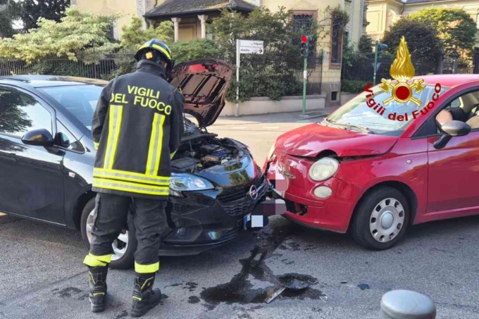 Scontro tra due auto al semaforo di via Tripoli