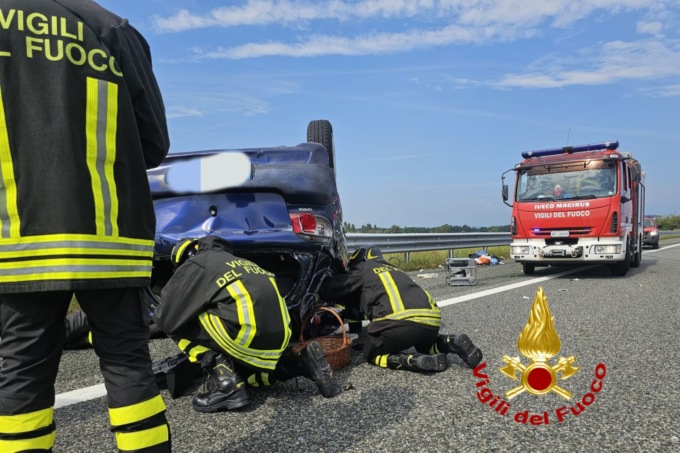 Incidente stradale sull’A26: una persona estratta dalle lamiere