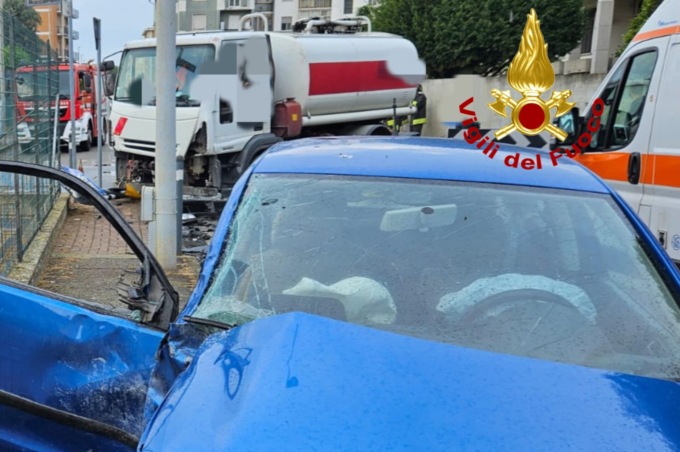 Schianto fra auto e camion: due feriti in ospedale