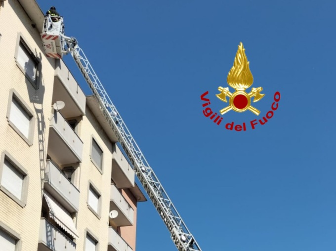 Calcinacci pericolanti da un palazzo di Quarona