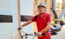 Gli "angeli in bicicletta" di Cri Vercelli in azione per combattere il caldo