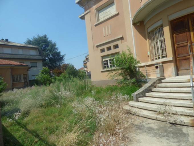 Palazzina Asl di via Benadir circondata dal degrado