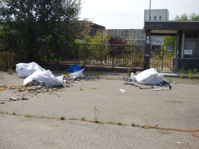 Incredibile discarica di inerti e non solo davanti alla ex Forplex