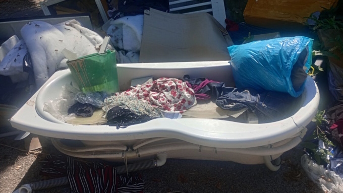 Via Trento: nella discarica c’è pure una vasca da bagno