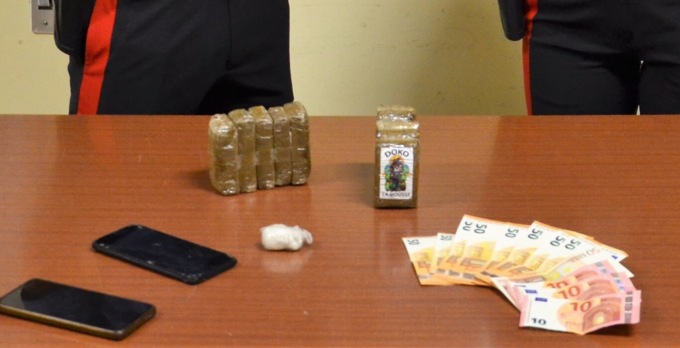 Fermati dai Carabinieri con un chilo di hashish a Balocco