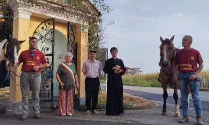 Un "popolo di pellegrini" percorre le strade di Santhià