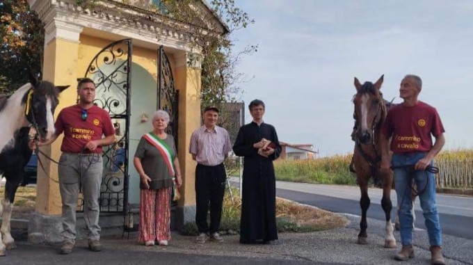 Un “popolo di pellegrini” percorre le strade di Santhià