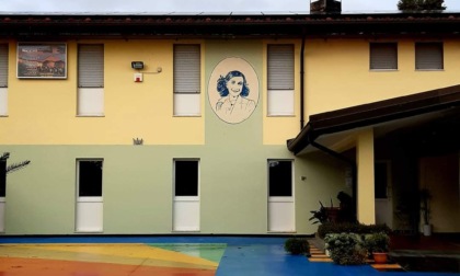 Un murale ritraente Anna Frank alle scuole medie di Borgo d'Ale