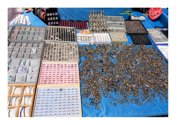 Sequestrati nei mercati di Vercelli e Santhià 20mila articoli di bigiotteria insicuri