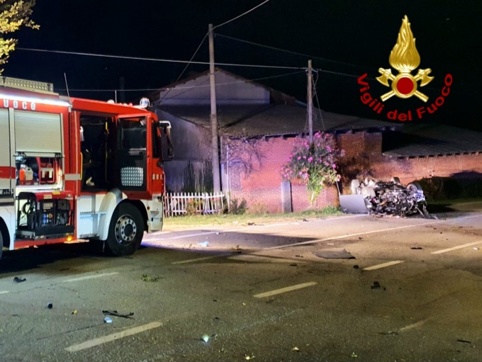 Esce di strada con l’auto a Cigliano: 24enne in codice rosso