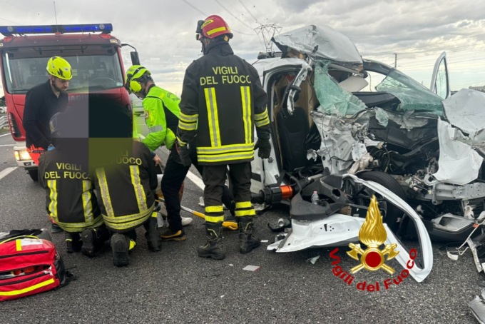 Scontro auto camion in A4: due feriti