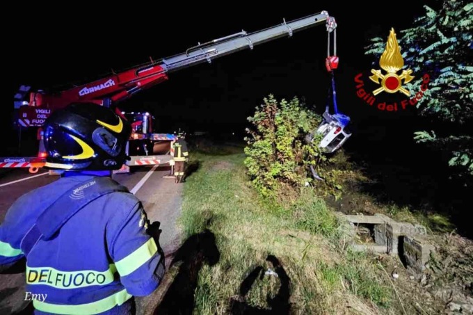 Incidente in tangenziale a Vercelli: auto si ribalta nel fosso
