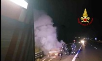 Incendio in autostrada: in azione i Vigili del Fuoco