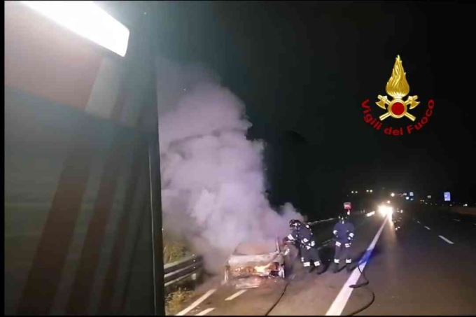 Incendio in autostrada: in azione i Vigili del Fuoco