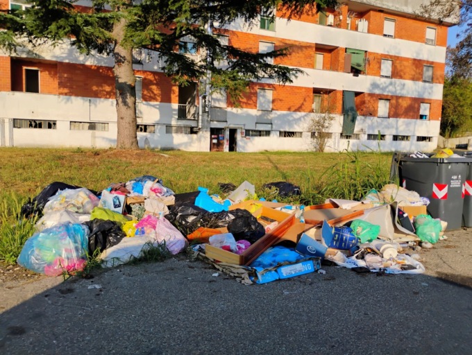 Ancora mega discariche rione Isola: niente di nuovo sotto il sole…