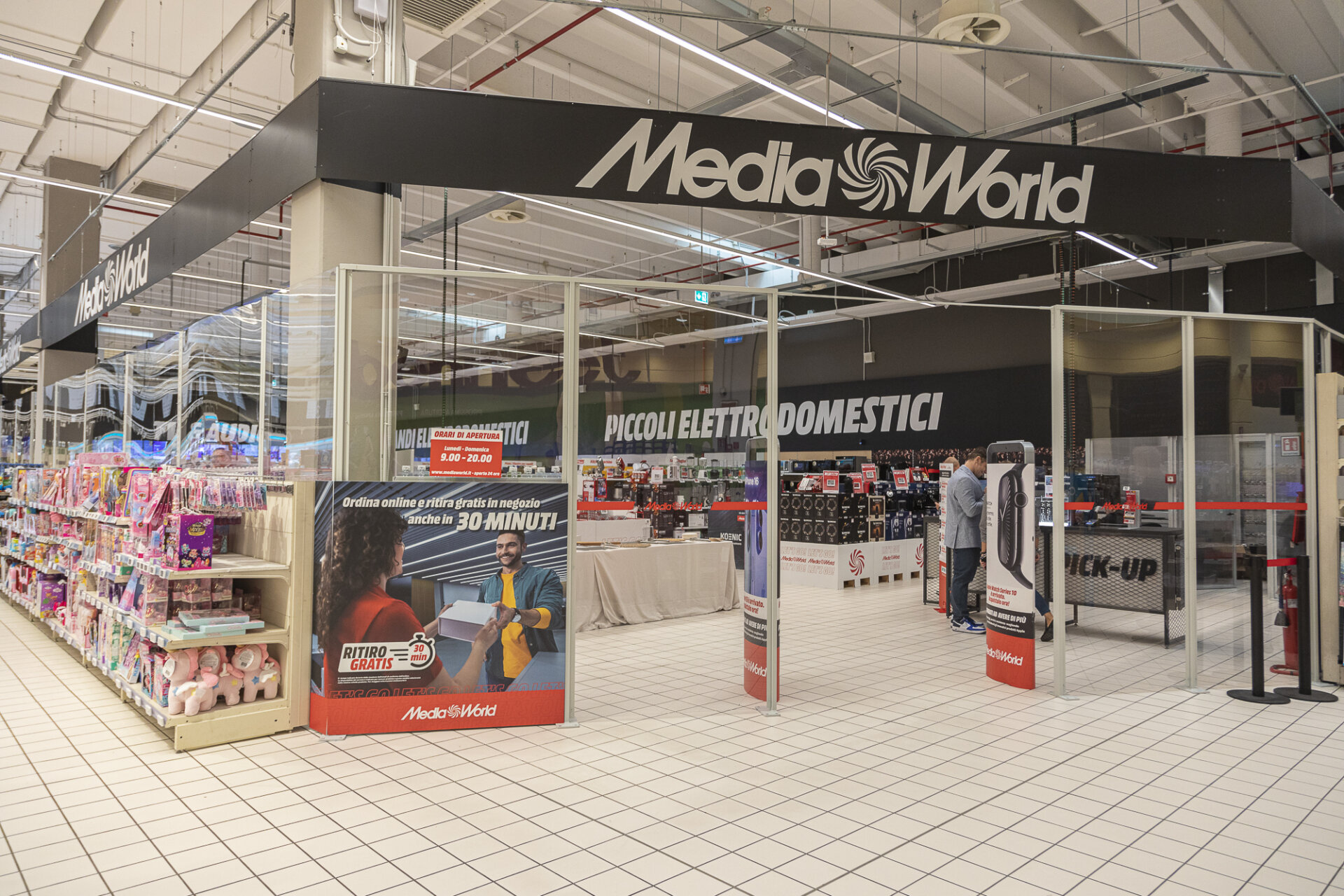 Ingresso MediaWorld all'interno di Bennet