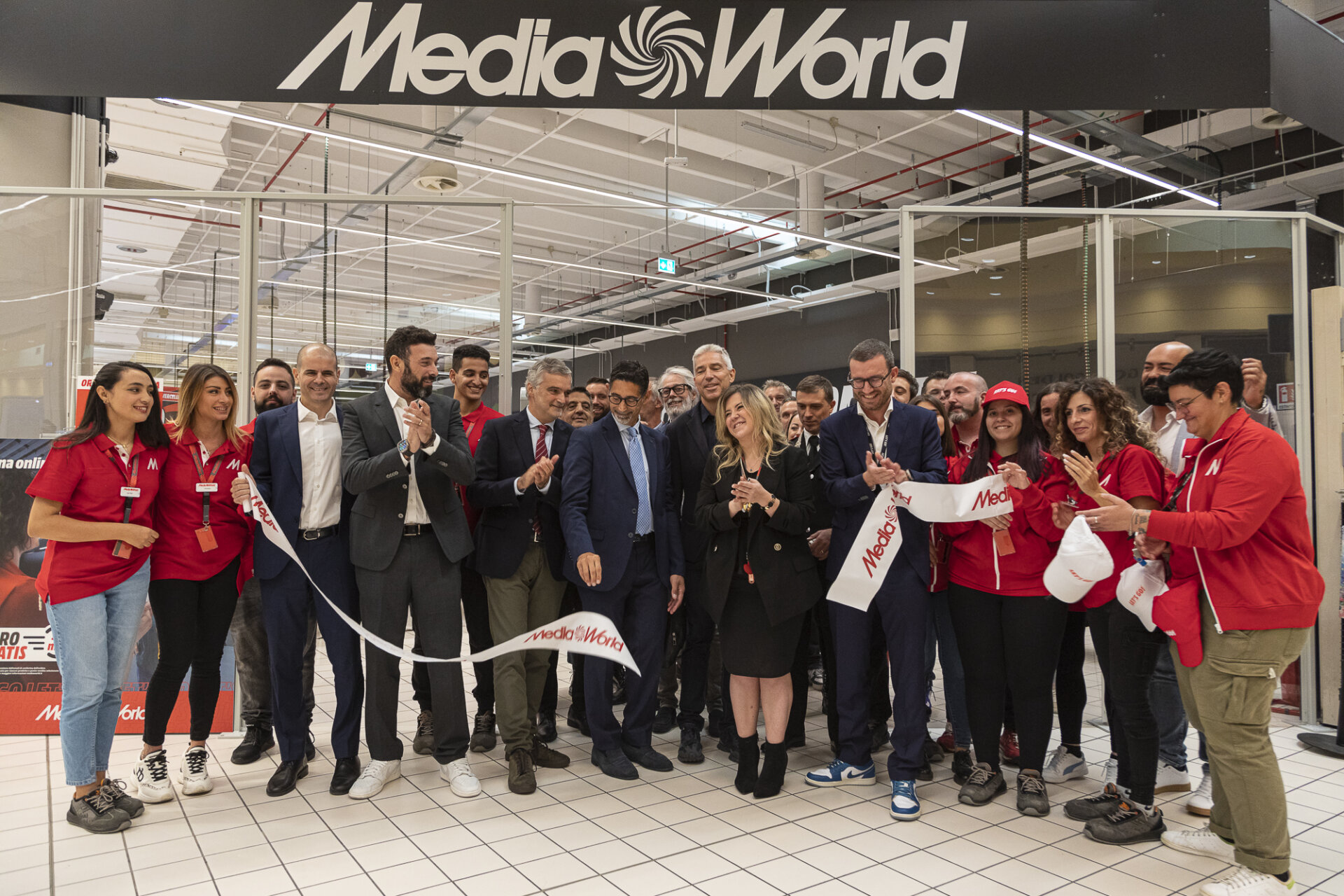 Taglio del nastro con CDA MediaWorld e autorità locali