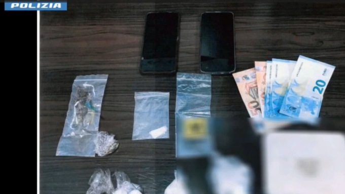 Spallata della Polizia al traffico di droga: 21 arresti all’alba di oggi