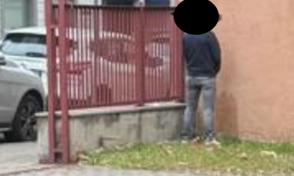 Fa pipì in un cortile privato e poi insulta e minaccia chi lo rimprovera