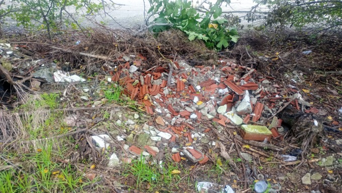 Piazzale di via Montebello: una discarica doc…