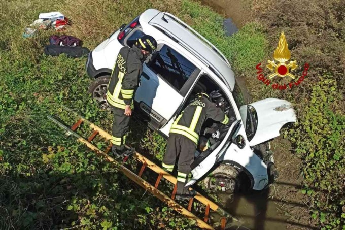 Incidente tra Desana e Costanzana: automobilista estratto dalle lamiere
