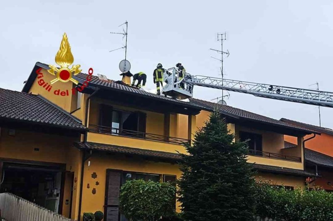 Principio d’incendio a un tetto spento dai Vigili del Fuoco