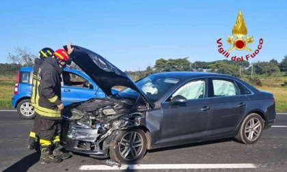 Scontro tra auto e moto: intervengono i vigili del fuoco di Santhià