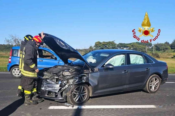Scontro tra auto e moto: intervengono i vigili del fuoco di Santhià