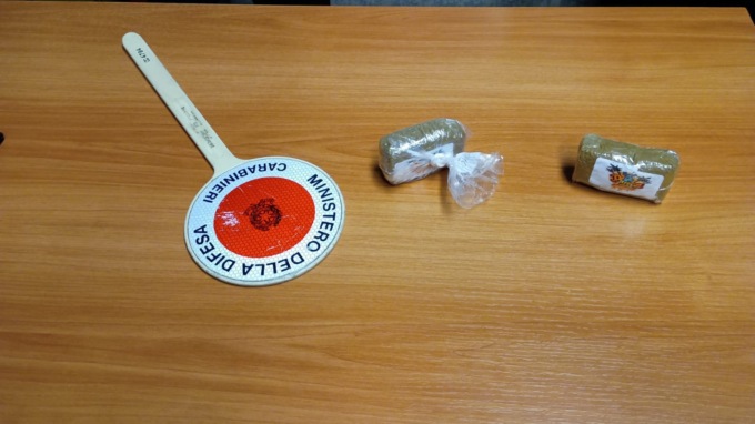 Si disfano di due panetti di hashish gettandoli dal finestrino: due uomini denunciati