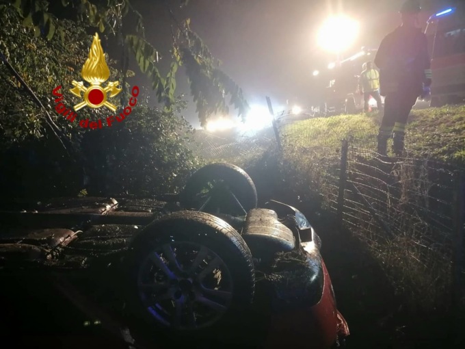 Auto ribaltata sulla A5 ad Alice Castello: ci sono dei feriti