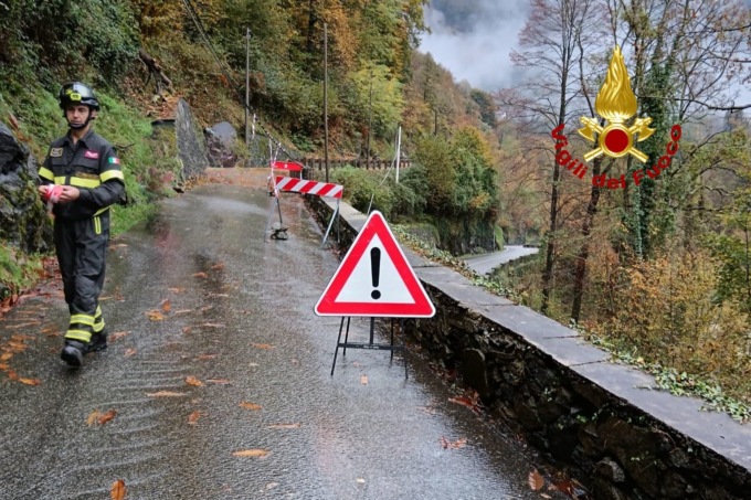 Pianta cade su cavi del telefono: strada a traffico alternato a Varallo