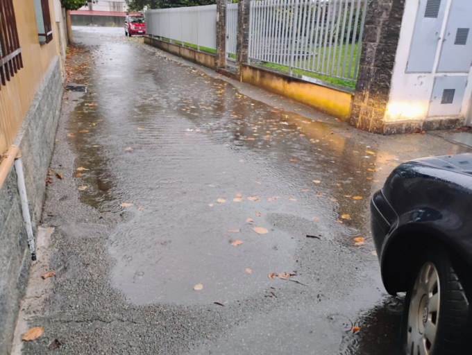 Chiusino intasato da tempo: via Borgosesia allagata