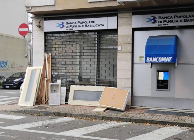 Vecchi arredi e porte buttati accanto al… Bancomat