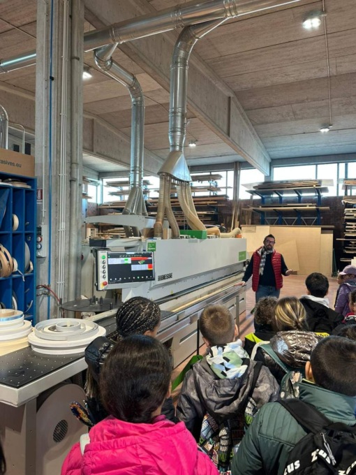 Le scuole primarie di Carisio fanno tappa in falegnameria