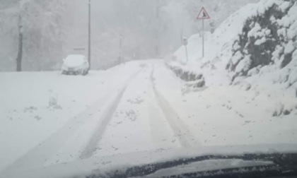 Arriva la prima neve nel Vercellese e in Valsesia: disagi lungo le strade