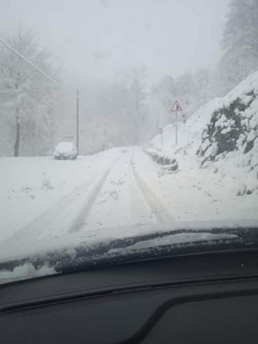 Arriva la prima neve nel Vercellese e in Valsesia: disagi lungo le strade