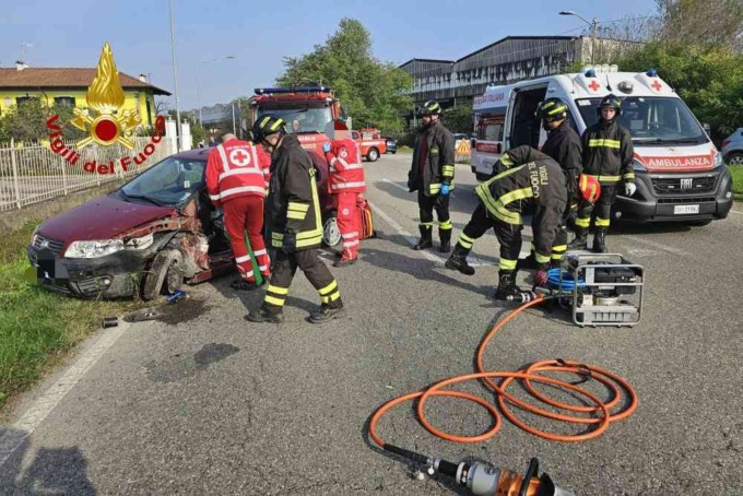 Incidente stradale a Santhià: persona estratta dalle lamiere