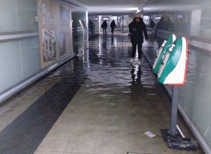 Sottopassaggio della stazione ferroviaria allagato