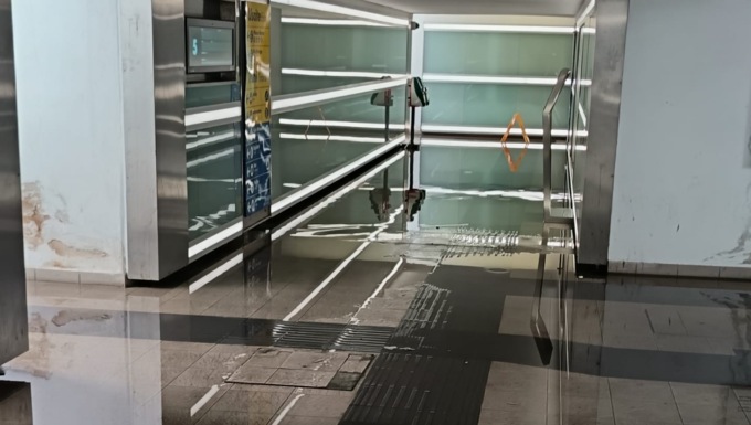 Sottopassaggio della stazione ancora allagato